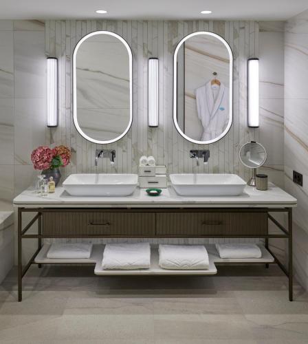 Lake View Suite