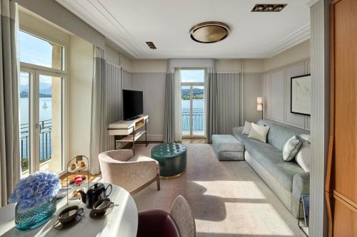 Lake View Suite