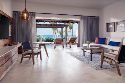 Oceanfront Plunge Pool Suite 
