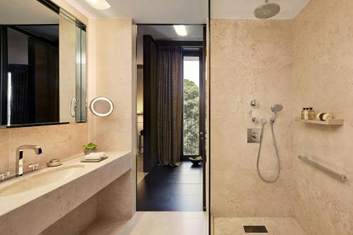 One-Bedroom Junior King Suite with Garden View