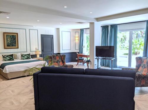 Family Room with Garden View
