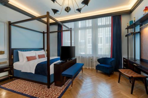 One-Bedroom Junior King Suite