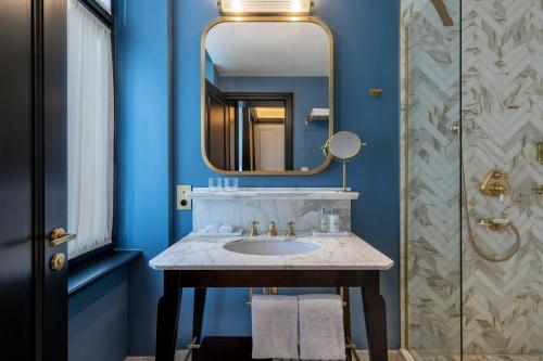 One-Bedroom Junior King Suite