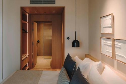 One-Bedroom Junior Queen Suite with Mountain View