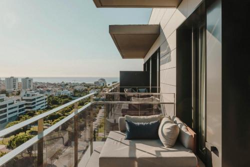 One-Bedroom Junior Queen Suite with Mountain View