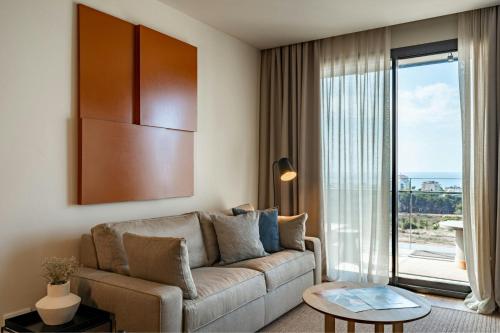 One-Bedroom Deluxe Queen Suite with Partial Sea View