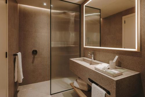 One-Bedroom Queen Suite with Balcony and Sea View