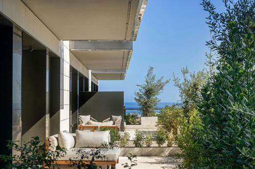 One-Bedroom Queen Suite with Balcony and Sea View