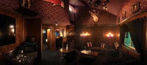 Noir Boudoir Suite