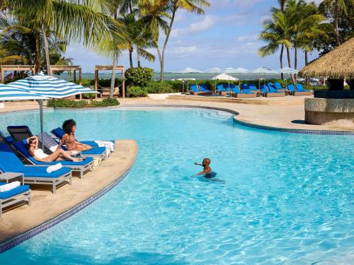 Poolside Villa with Two Queen Beds and Bath Tub - Mobility Accessible