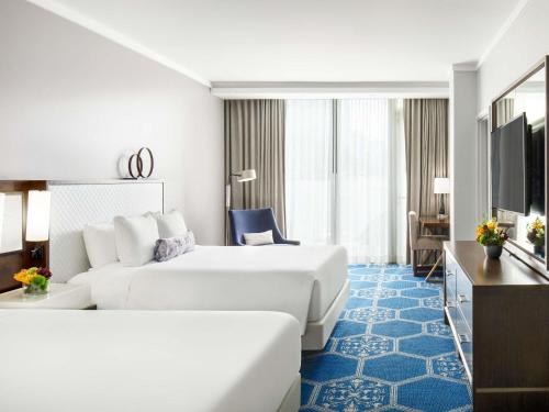 Fairmont Queen Room with Bathtub - Mobility Accessible