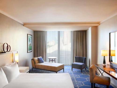 Fairmont King Room with Bathtub and Grab Bars - Mobility Accessible