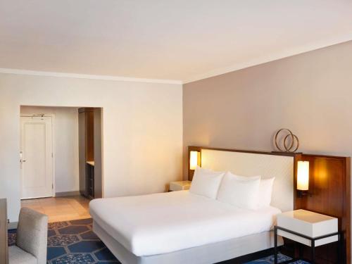 Fairmont King Room with Bathtub and Grab Bars - Mobility Accessible
