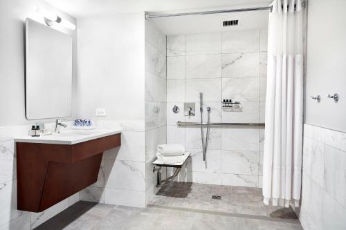 Fairmont Queen Room with Roll In Shower - Hearing/Mobility Accessible