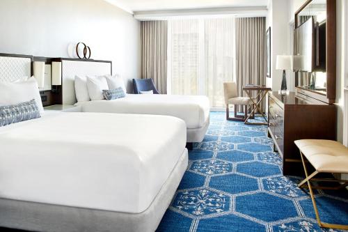 Fairmont Queen Room with Roll In Shower - Hearing/Mobility Accessible