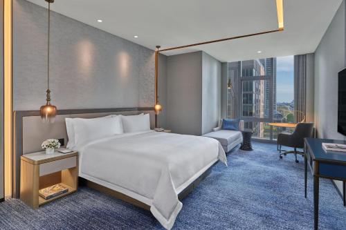 Superior King Room with City View