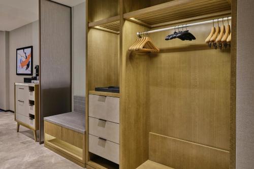 Superior King Room with City View