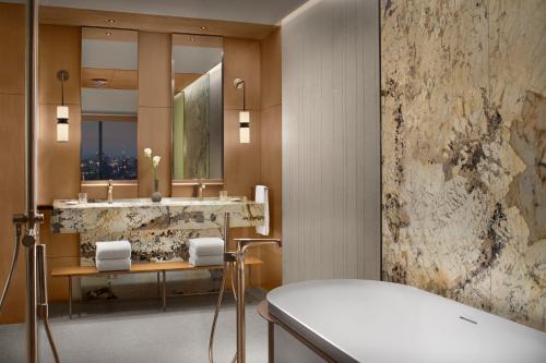 Deluxe Suite, Club lounge access, 1 Bedroom Suite, 2 Doubles