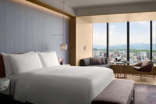 Club level, Club Guest room, 1 King, Skyline view