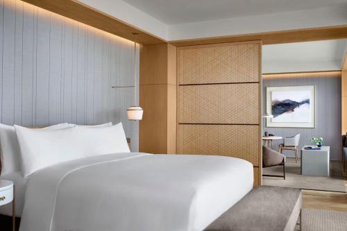 One-Bedroom Deluxe King Suite - Club Lounge Access