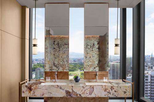 One-Bedroom Deluxe King Suite - Club Lounge Access