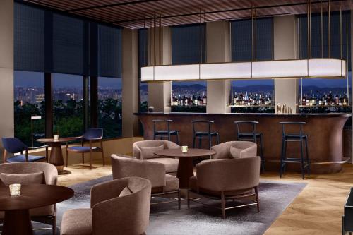 One-Bedroom Deluxe King Suite - Club Lounge Access