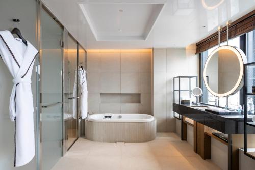 Euphoria Premier King Room City View with Butler Box 