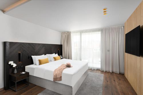 Superior room with courtyard or parking view