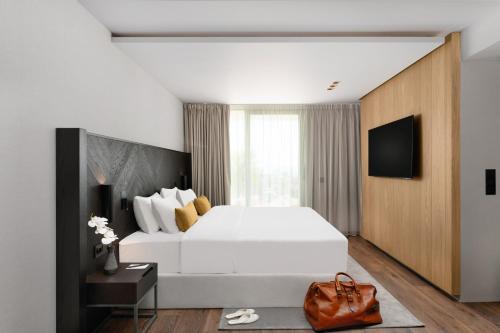 Deluxe Room (2 Adults + 1 Child)
