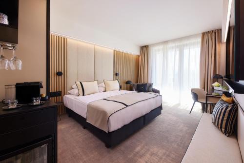 Superior disabled room side lake view