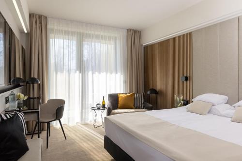 Superior disabled room side lake view
