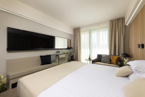 Superior disabled room side lake view