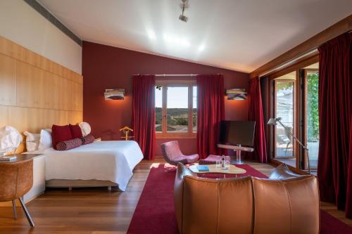 One-Bedroom King Suite, 1 king, Gehry Building view