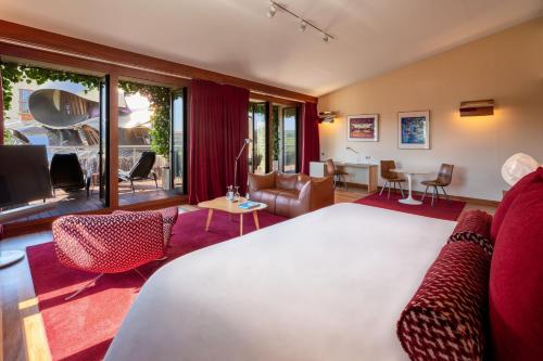 One-Bedroom King Suite, 1 king, Gehry Building view