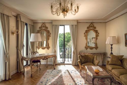 Suite with Balcony and Lagoon View (San Giorgio)