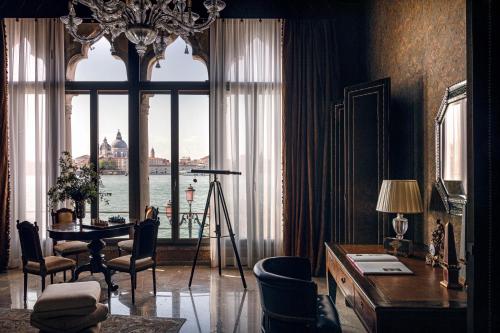 Signature Suite with Historical Landmark View (Dogaressa)