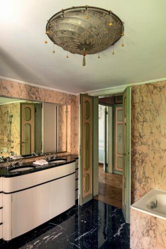 Signature Suite with Historical Landmark View (Dogaressa)