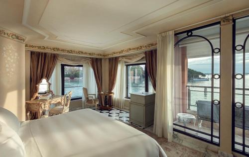 Signature Suite with Plunge Pool and Lagoon View (Palladio)