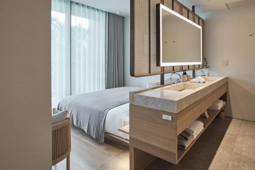 Suite with Balcony and Park View