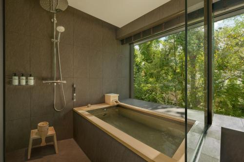 Deluxe King Room with Garden View