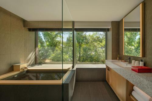 Deluxe King Room with Garden View