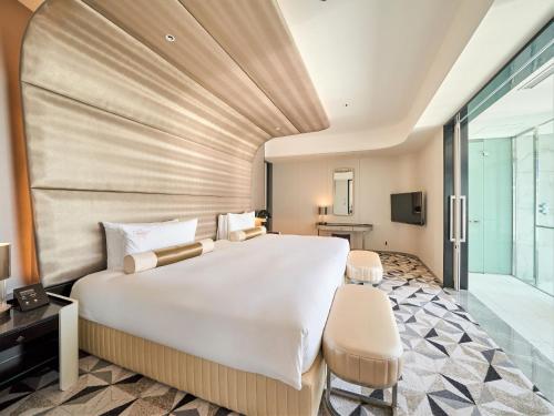Executive Suite Twin Including Breakfast for 2 and Mini-bar Free