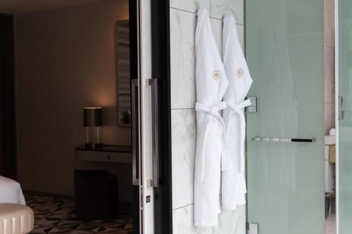 Executive Suite Twin Including Breakfast for 2 and Mini-bar Free