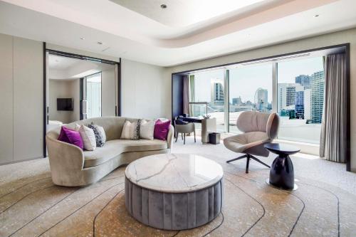 Executive Suite Twin Including Breakfast for 2 and Mini-bar Free