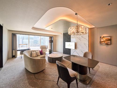 Executive Suite Twin Including Breakfast for 2 and Mini-bar Free