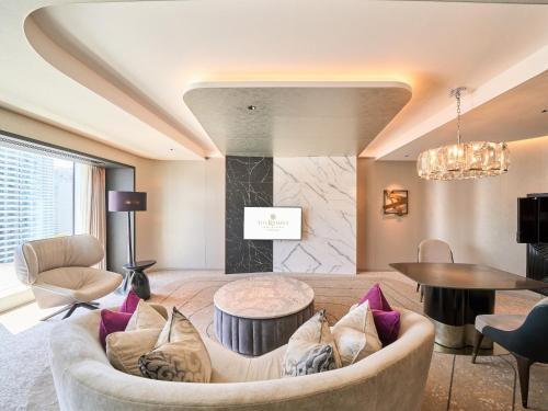 Executive Suite Twin Including Breakfast for 2 and Mini-bar Free