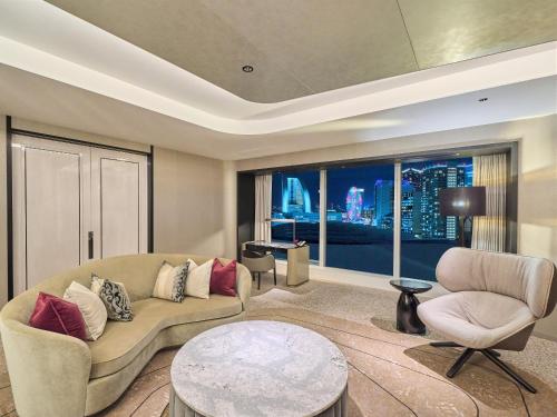 Executive Suite Twin Including Breakfast for 2 and Mini-bar Free