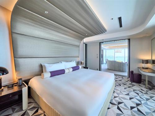 The Kahala Suite King Including Breakfast for 2 and Mini-bar Free