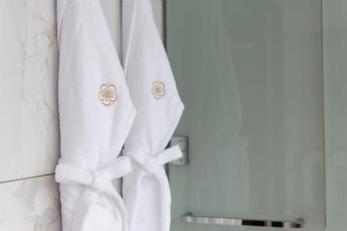 The Kahala Suite King Including Breakfast for 2 and Mini-bar Free