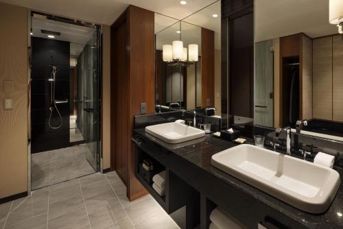Twin Regency Suite